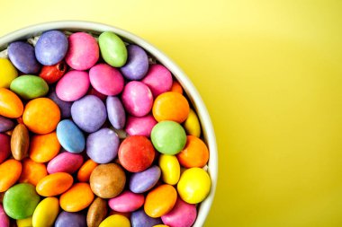 Londra İngiltere, 17 Mayıs 2025, A Bowl of Classic Nestle Smarties Sugar Coated Sweets