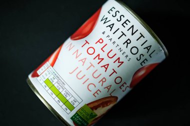 Londra İngiltere, 18 Mayıs 2025, Doğal Meyve Suyunda Garnitür Eriği Domatesleri