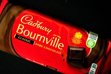 Londra İngiltere, 18 Mayıs 2025, Cadbury Bournville Düz Çikolata Barı