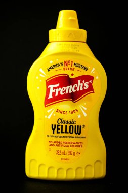 Londra İngiltere, 18 Mayıs 2025, Plastik Sıkıcı Amerikan Klasik Fransız Şişe Sarı Hardal
