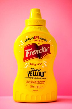 Londra İngiltere, 18 Mayıs 2025, Plastik Sıkıcı Amerikan Klasik Fransız Şişe Sarı Hardal