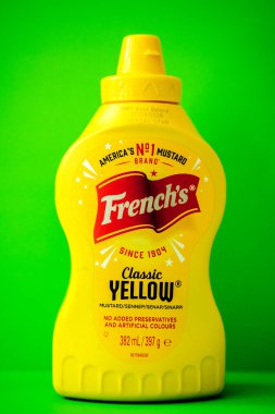 Londra İngiltere, 18 Mayıs 2025, Plastik Sıkıcı Amerikan Klasik Fransız Şişe Sarı Hardal