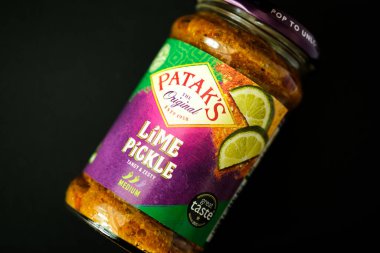Londra İngiltere, 18 Mayıs 2025, A Jar of Original Pataks Sıcak ve Baharatlı Limon Pişirme İçi
