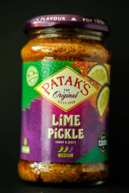 Londra İngiltere, 18 Mayıs 2025, A Jar of Original Pataks Sıcak ve Baharatlı Limon Pişirme İçi