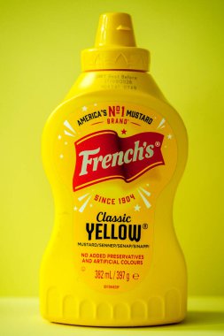 Londra İngiltere, 18 Mayıs 2025, Plastik Sıkıcı Amerikan Klasik Fransız Şişe Sarı Hardal