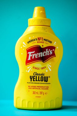 Londra İngiltere, 18 Mayıs 2025, Plastik Sıkıcı Amerikan Klasik Fransız Şişe Sarı Hardal