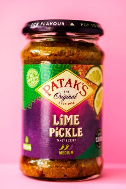 Londra İngiltere, 18 Mayıs 2025, A Jar of Original Pataks Sıcak ve Baharatlı Limon Pişirme İçi