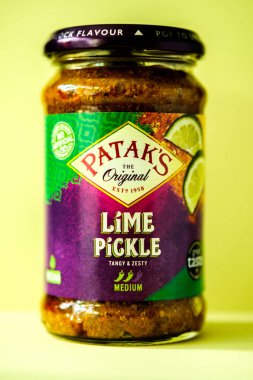 Londra İngiltere, 18 Mayıs 2025, A Jar of Original Pataks Sıcak ve Baharatlı Limon Pişirme İçi