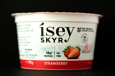 Londra İngiltere, 18 Mayıs 2025, Otantik Sağlıklı Isey Skyr Çilek Lezzetli İzlanda Yoğurdu