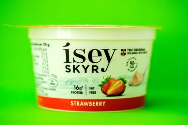 Londra İngiltere, 18 Mayıs 2025, Otantik Sağlıklı Isey Skyr Çilek Lezzetli İzlanda Yoğurdu