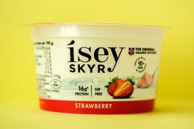 Londra İngiltere, 18 Mayıs 2025, Otantik Sağlıklı Isey Skyr Çilek Lezzetli İzlanda Yoğurdu