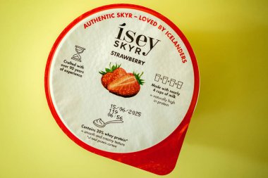 Londra İngiltere, 18 Mayıs 2025, Otantik Sağlıklı Isey Skyr Çilek Lezzetli İzlanda Yoğurdu