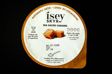 Londra İngiltere, 18 Mayıs 2025, Otantik İzlanda Skyr Denizi Tuzlu Karamel Tuzlu Sağlıklı Yağsız Yoğurt