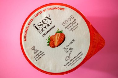 Londra İngiltere, 18 Mayıs 2025, Otantik Sağlıklı Isey Skyr Çilek Lezzetli İzlanda Yoğurdu