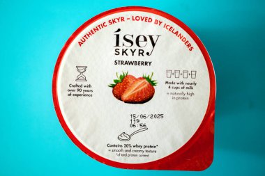 Londra İngiltere, 18 Mayıs 2025, Otantik Sağlıklı Isey Skyr Çilek Lezzetli İzlanda Yoğurdu