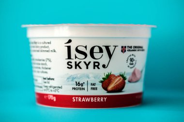 Londra İngiltere, 18 Mayıs 2025, Otantik Sağlıklı Isey Skyr Çilek Lezzetli İzlanda Yoğurdu