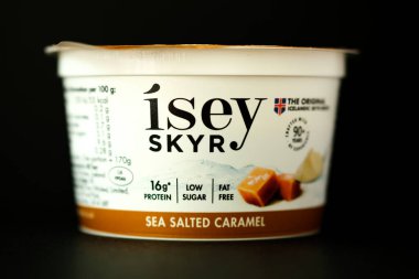 Londra İngiltere, 18 Mayıs 2025, Otantik İzlanda Skyr Denizi Tuzlu Karamel Tuzlu Sağlıklı Yağsız Yoğurt