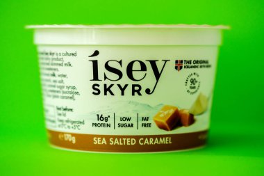 Londra İngiltere, 18 Mayıs 2025, Otantik İzlanda Skyr Denizi Tuzlu Karamel Tuzlu Sağlıklı Yağsız Yoğurt