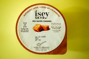 Londra İngiltere, 18 Mayıs 2025, Otantik İzlanda Skyr Denizi Tuzlu Karamel Tuzlu Sağlıklı Yağsız Yoğurt