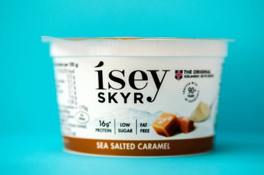 Londra İngiltere, 18 Mayıs 2025, Otantik İzlanda Skyr Denizi Tuzlu Karamel Tuzlu Sağlıklı Yağsız Yoğurt