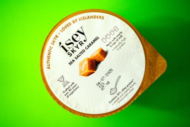 Londra İngiltere, 18 Mayıs 2025, Otantik İzlanda Skyr Denizi Tuzlu Karamel Tuzlu Sağlıklı Yağsız Yoğurt