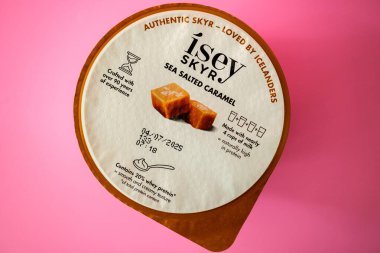 Londra İngiltere, 18 Mayıs 2025, Otantik İzlanda Skyr Denizi Tuzlu Karamel Tuzlu Sağlıklı Yağsız Yoğurt