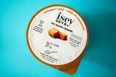 Londra İngiltere, 18 Mayıs 2025, Otantik İzlanda Skyr Denizi Tuzlu Karamel Tuzlu Sağlıklı Yağsız Yoğurt