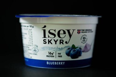 Londra İngiltere, 18 Mayıs 2025, Otantik Isey Skyr İzlanda Sağlıklı Yaban mersinli Yoğurt