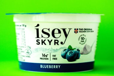 Londra İngiltere, 18 Mayıs 2025, Otantik Isey Skyr İzlanda Sağlıklı Yaban mersinli Yoğurt