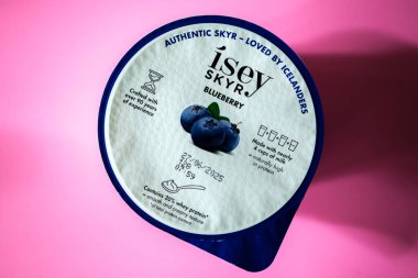 Londra İngiltere, 18 Mayıs 2025, Otantik Isey Skyr İzlanda Sağlıklı Yaban mersinli Yoğurt