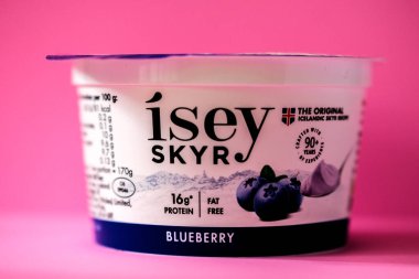 Londra İngiltere, 18 Mayıs 2025, Otantik Isey Skyr İzlanda Sağlıklı Yaban mersinli Yoğurt