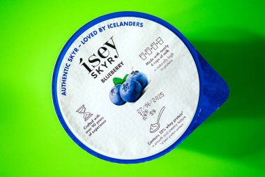 Londra İngiltere, 18 Mayıs 2025, Otantik Isey Skyr İzlanda Sağlıklı Yaban mersinli Yoğurt