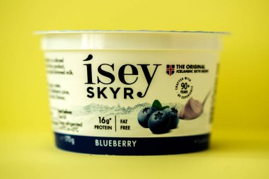 Londra İngiltere, 18 Mayıs 2025, Otantik Isey Skyr İzlanda Sağlıklı Yaban mersinli Yoğurt