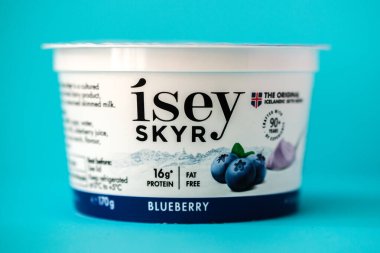 Londra İngiltere, 18 Mayıs 2025, Otantik Isey Skyr İzlanda Sağlıklı Yaban mersinli Yoğurt