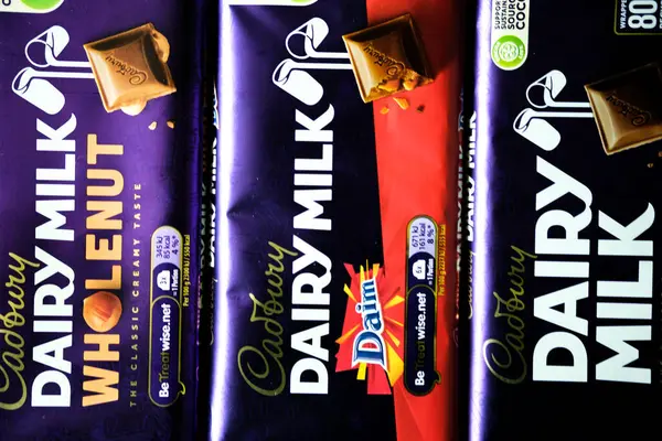 Londra, 18 Mayıs 2025, İngiliz Favori Cadbury Süt Çikolataları Seçimi