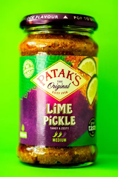 Londra İngiltere, 18 Mayıs 2025, A Jar of Original Pataks Sıcak ve Baharatlı Limon Pişirme İçi