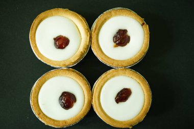 Londra İngiltere, 19 Mayıs 2025, Otantik Geleneksel Bakewell Tartları Fondant Buzlanma ve Badem ve Respberry Doldurma