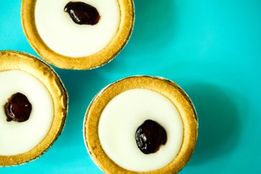 Londra İngiltere, 19 Mayıs 2025, Otantik Geleneksel Bakewell Tartları Fondant Buzlanma ve Badem ve Respberry Doldurma