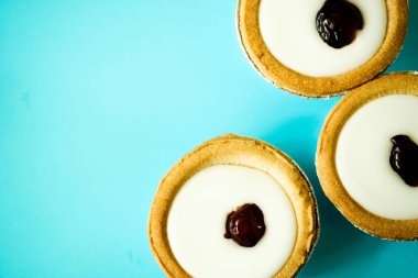 Londra İngiltere, 19 Mayıs 2025, Otantik Geleneksel Bakewell Tartları Fondant Buzlanma ve Badem ve Respberry Doldurma
