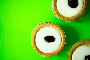 Londra İngiltere, 19 Mayıs 2025, Otantik Geleneksel Bakewell Tartları Fondant Buzlanma ve Badem ve Respberry Doldurma