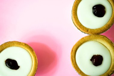 Londra İngiltere, 19 Mayıs 2025, Otantik Geleneksel Bakewell Tartları Fondant Buzlanma ve Badem ve Respberry Doldurma