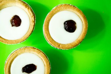 Londra İngiltere, 19 Mayıs 2025, Otantik Geleneksel Bakewell Tartları Fondant Buzlanma ve Badem ve Respberry Doldurma