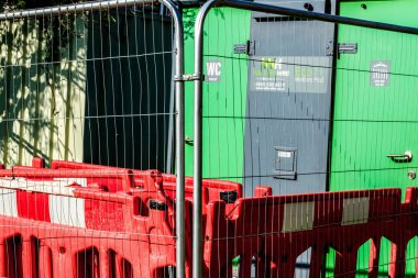 Londra İngiltere, 19 Mayıs 2025, Clarion Sosyal Konut Şirketi Leatherhead Surrey 'de Bir Konut Tamir Ediyor