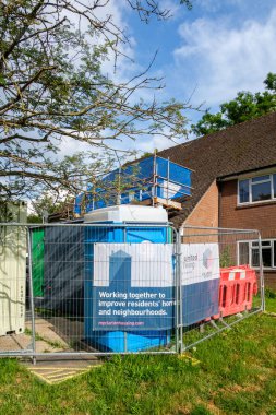 Leatherhead, Surrey, İngiltere, 21 Mayıs 2025, Sosyal Konut İşletmeleri Clarion Bir Yerleşim Apartmanı Gelişimi İçin Temel Tamir Yapıyor