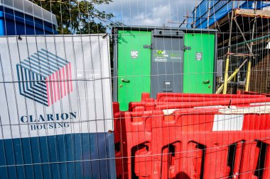 Leatherhead, Surrey, İngiltere, 21 Mayıs 2025, Sosyal Konut İşletmeleri Clarion Bir Yerleşim Apartmanı Gelişimi İçin Temel Tamir Yapıyor