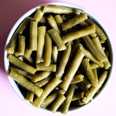 Londra İngiltere, Mayıs 22 2025, Bir Kase Kesilmiş Yeşil Fasulye İzole Pişirme Malzemeleri