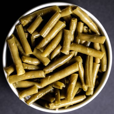 Londra İngiltere, Mayıs 22 2025, Bir Kase Kesilmiş Yeşil Fasulye İzole Pişirme Malzemeleri