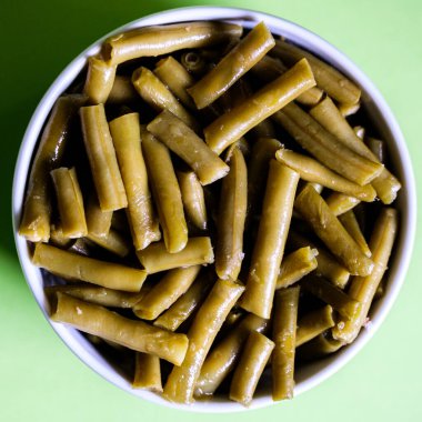 Londra İngiltere, Mayıs 22 2025, Bir Kase Kesilmiş Yeşil Fasulye İzole Pişirme Malzemeleri