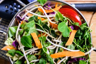 London UK, 25 Mayıs 2025, Taze Sağlıklı Vejetaryen Karıştırıcı Kızartma Sebzeleri Malzemeleri