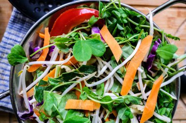 London UK, 25 Mayıs 2025, Taze Sağlıklı Vejetaryen Karıştırıcı Kızartma Sebzeleri Malzemeleri